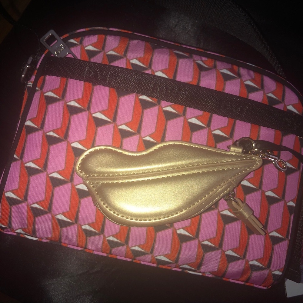 Diane Von Furstenberg Pink Modern Geo Camera Bag w/DVF Gold Lips Coin Pu…
